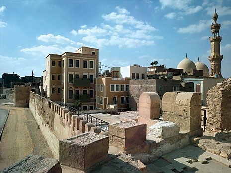 La ex scuola Darb Shoughlan lungo 
le mura, recuperata come centro servizi della zona, 
con una biblioteca e sale di riunione
