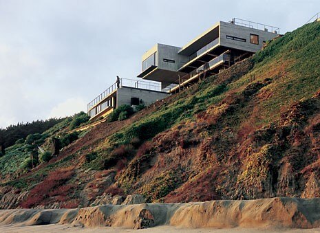 Vista dal basso,
la casa rivela un attento
studio dei volumi in sezione,
articolando gli interni in tre
livelli distinti