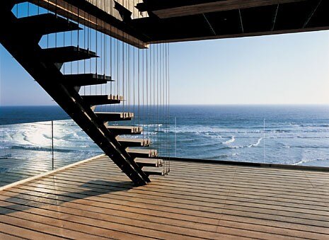 Sottili cavi
d’acciaio scendono con
continuità dalla soletta in
calcestruzzo del tetto/terrazzo
fino alle pedate della scala di
collegamento tra piano primo
e secondo

