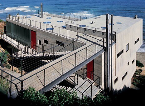 La casa è ‘ancorata’ alla scarpata
da una passerella sospesa




