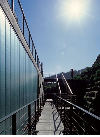 Vista del
prospetto est. Klotz taglia il
terreno in verticale per
consentire a luce e aria di
penetrare all’interno