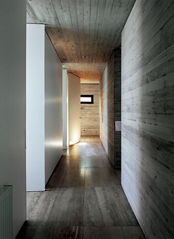 Il calcestruzzo
a vista è segnato
superficialmente dalla
tessitura delle casseforme
posate in orizzontale

