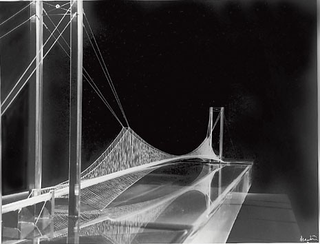 Progetto di concorso per il ponte sullo Stretto di Messina, 1970. Immagine del modello. Foto archivi Domus