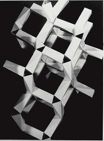 Modelli sperimentali di sistema esaedrico e sistema tetraedrico con aste antiprismatiche. Foto archivi Domus