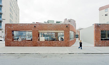 Il taglio
operato nel blocco
in mattoni a un solo
piano crea un nuovo
percorso di passaggio
pubblico