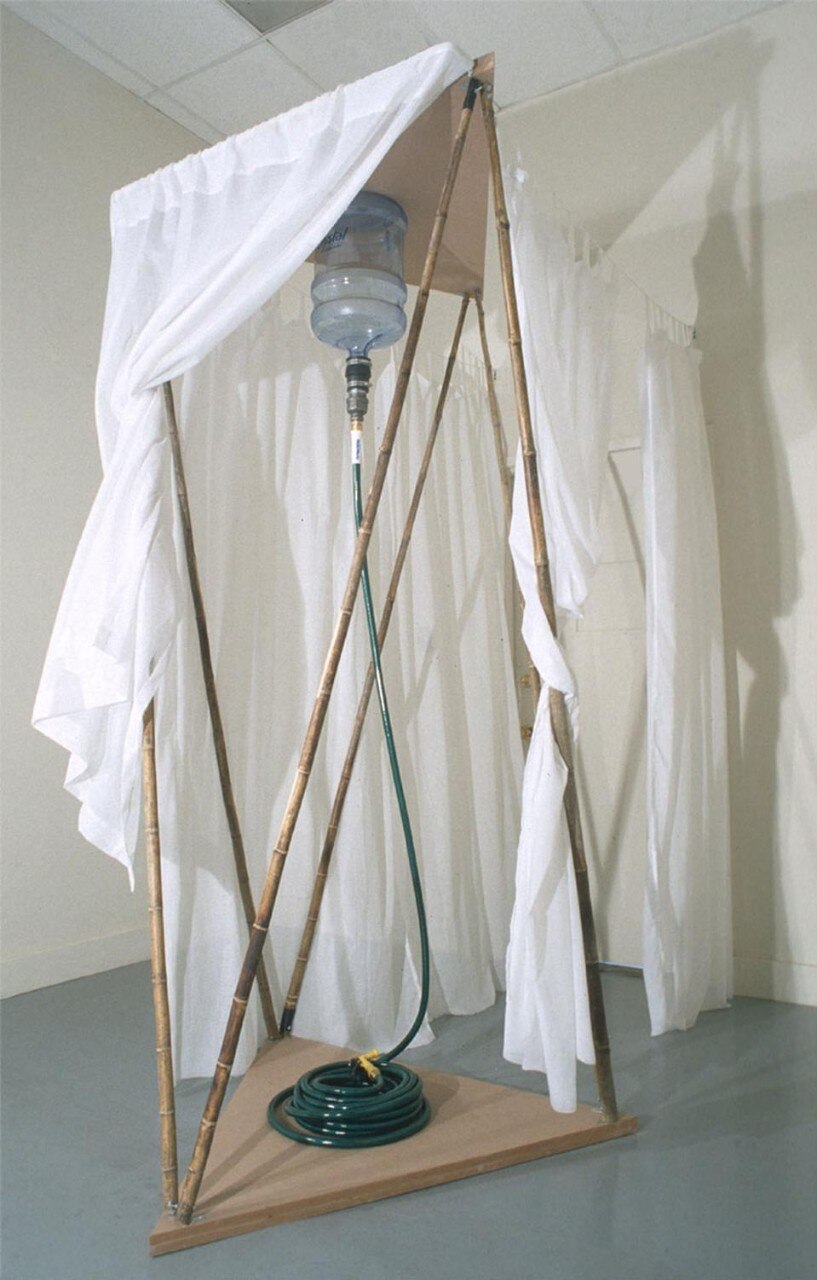 L'architetto Deborah Gans, che esercita a New York, si dedica a comprendere il bisogno di abitazioni temporanee e la miriade di circostanze che ne creano la necessita' (siano esse il risultato di sollevazioni politiche, disastri naturali o causati dall'uomo o altro) sviluppando la casa "srotolabile"