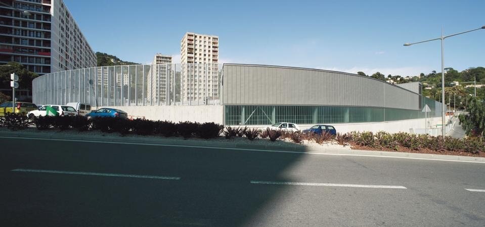 Il perimetro curvo del
lotto è stato mantenuto
ed è stato assunto
come elemento funzionale
al progetto

