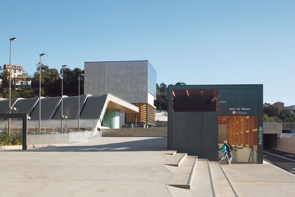 Al centro del
complesso si distingue
il volume cubico degli
uffici
 