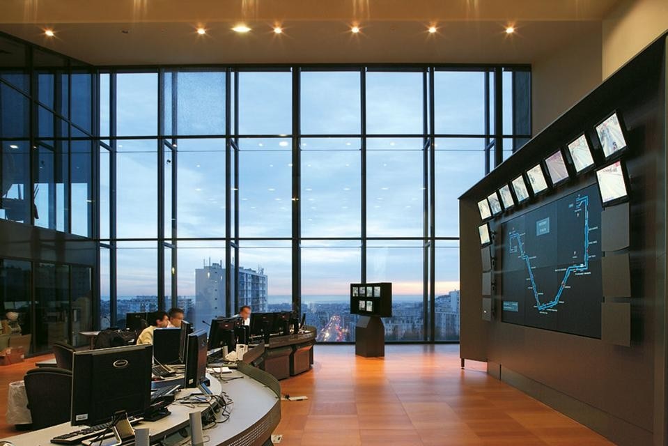 La
sala di controllo con una
grande vetrata rivolta
verso la città bassa e
il mare
