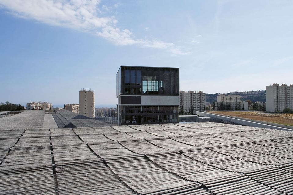Una parte del parcheggio
di interscambio
si trova all’aperto,
sotto semplici tettoie
realizzate con le cannette
ricavate dalla
vegetazione delle
spiagge