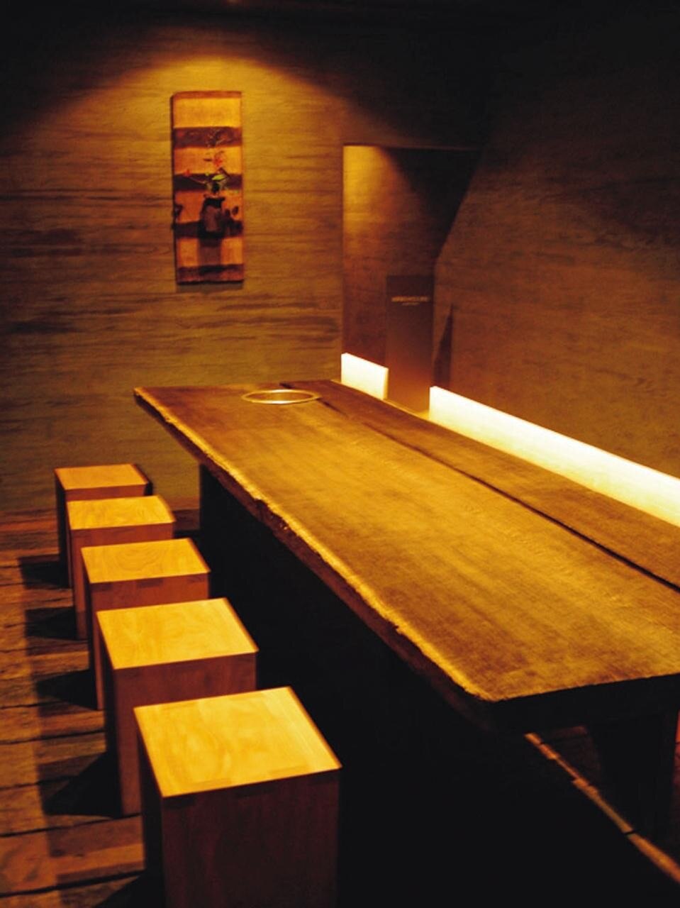 La scalinata si
apre sulla grande sala
in penombra dove la
luce naturale filtra
portando con sé il
movimento dell’acqua
