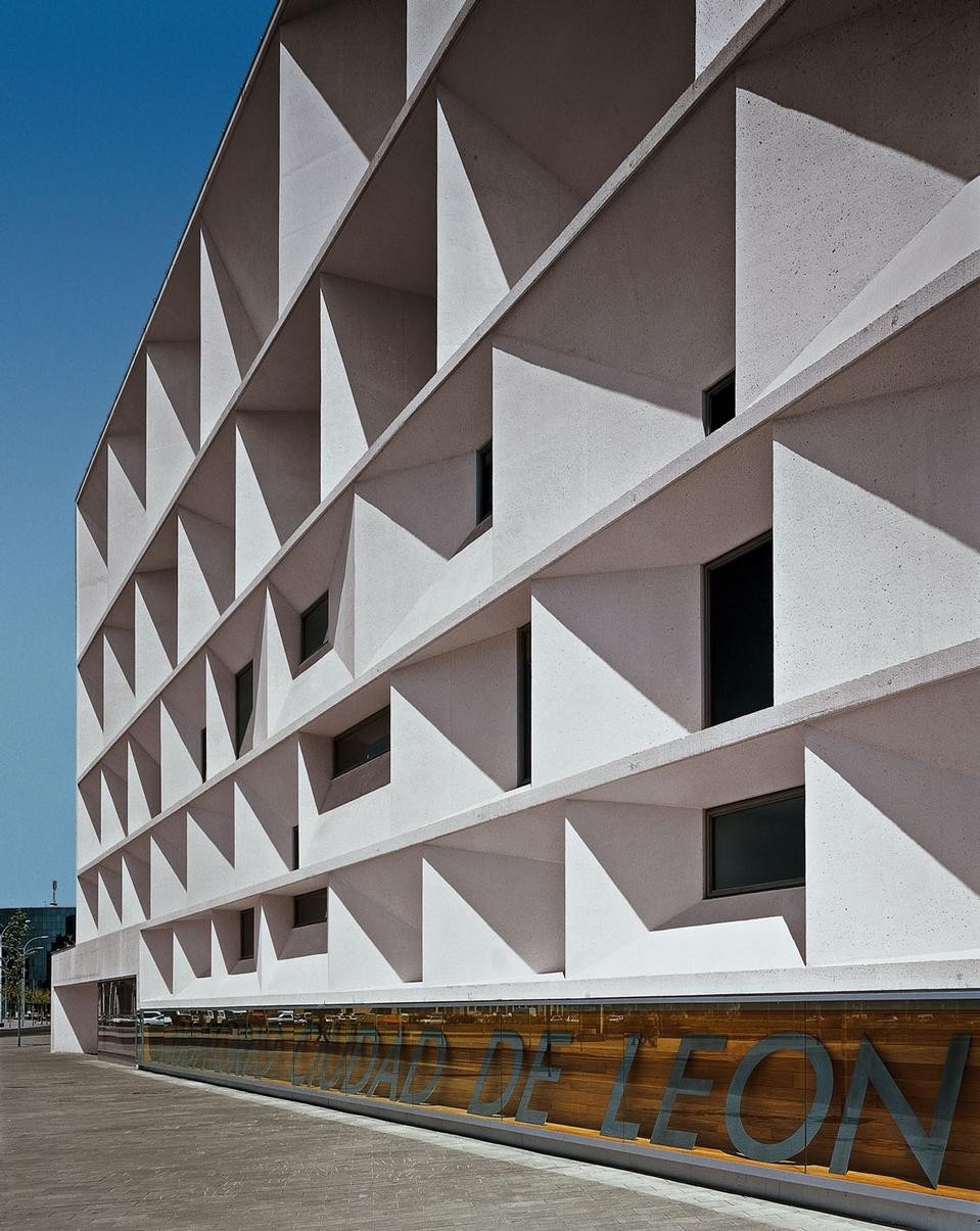 Auditorium,
León, 1994–2002 Auditorium,
León, 1994–2002