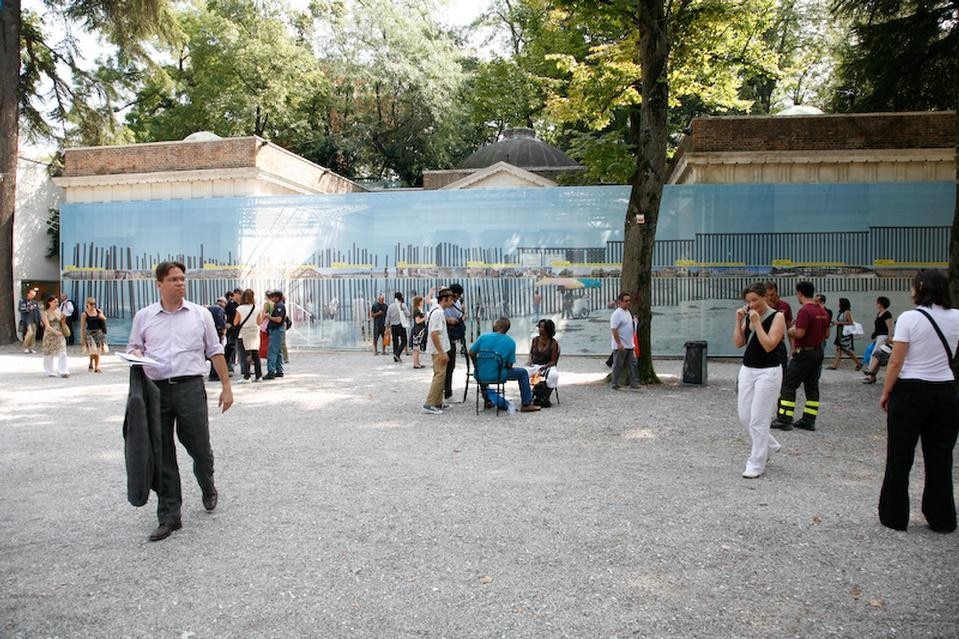 Estudio Teddy Cruz, 60 linear mile section, San Diego/Tijuana. Entrata temporanea del Padiglione Americano alla Biennale di Architettura, settembre 2008: una lunga immagine orizzontale a rappresentare l'attuale confine che separa la California dal Messico