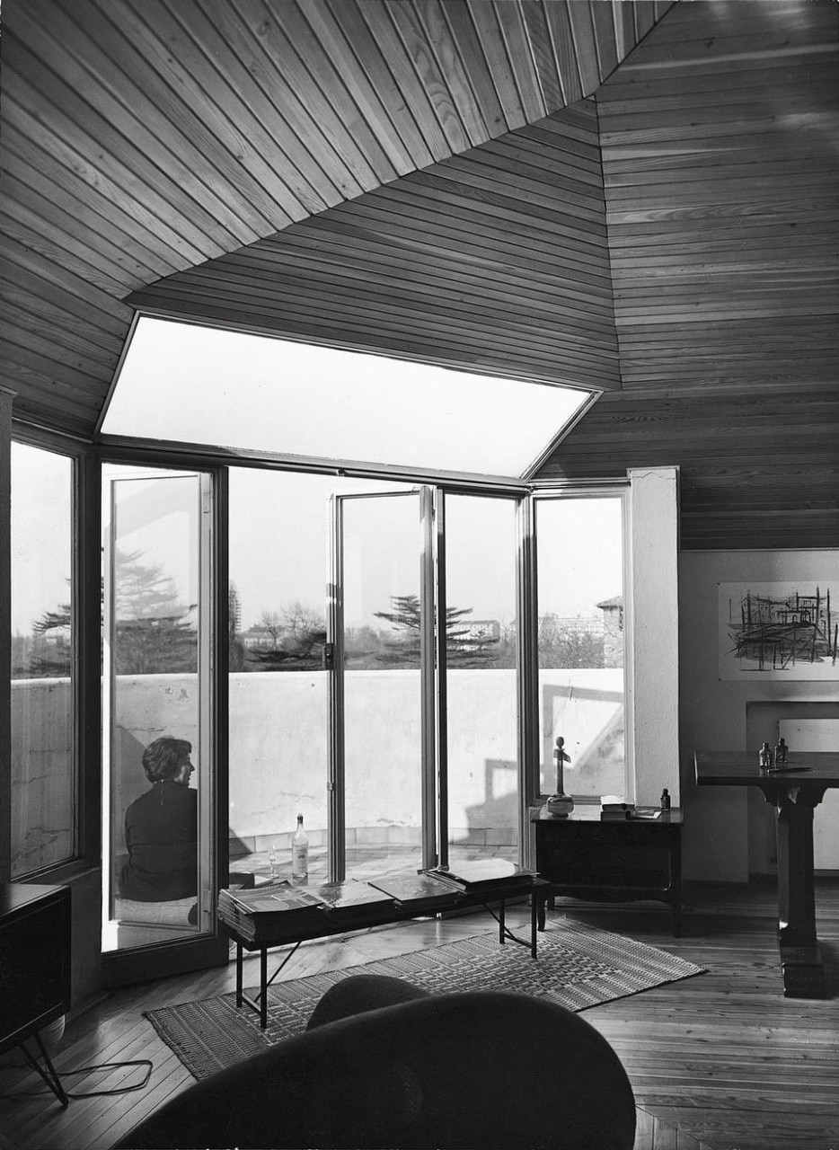 Il terrazzo aperto con
vista sul parco, pavimentato
in piastrelle verde
acqua
