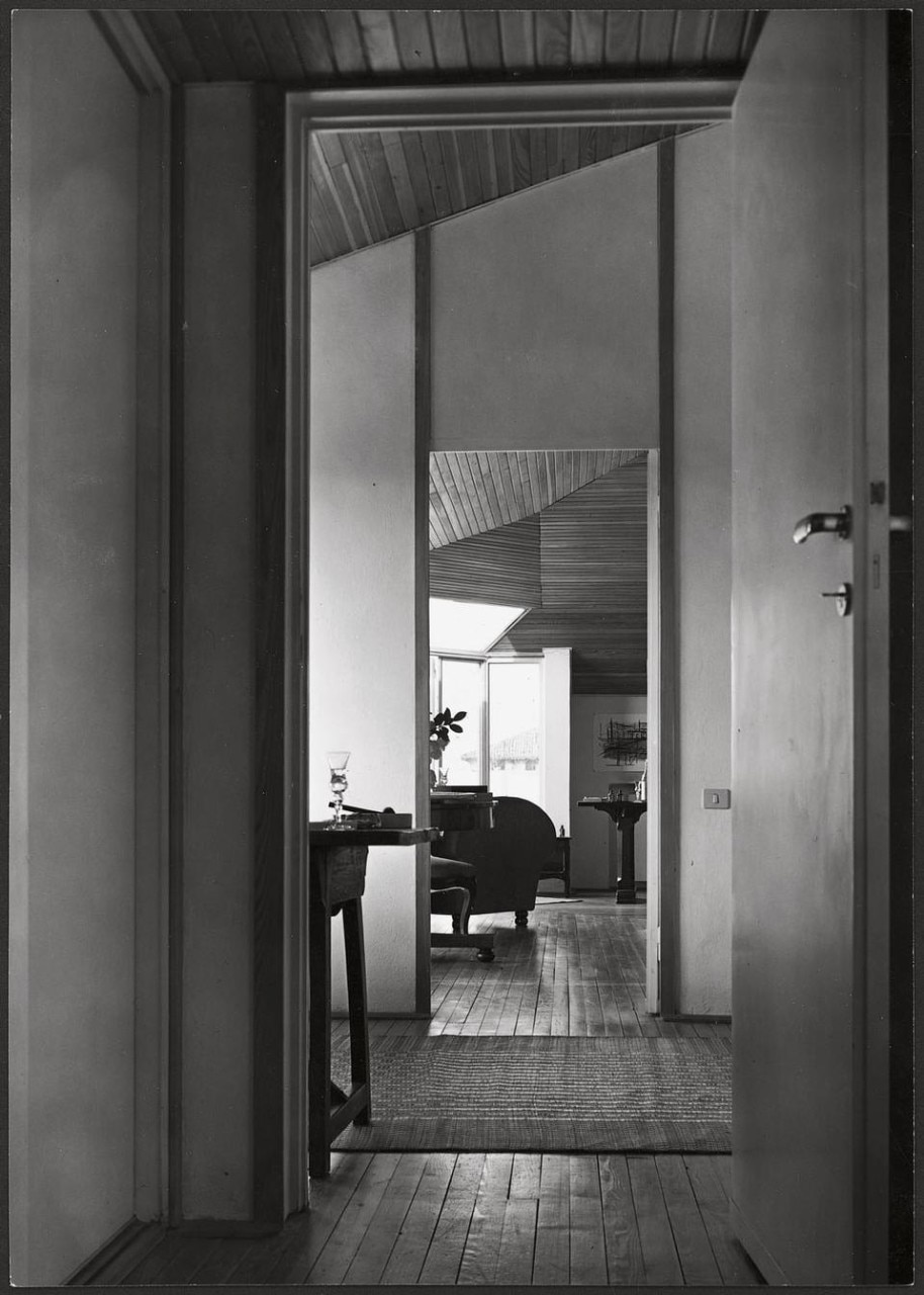 Casa
Olivetti in via Jacini a
Milano. L’infilata degli ambienti
dalla camera da letto
fino al terrazzo d’angolo
