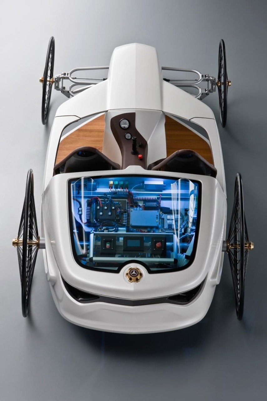 La concept-car Mercedes-Benz F-Cell Roadster è alimentata da celle a combustibile e serbatoio a idrogeno. Al posto del volante ha un joystick con tecnologia drive-by-wire 