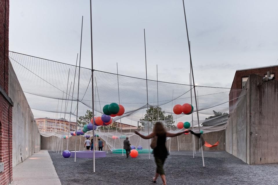 I visitatori potranno, saltando, entrare in contatto con i palloni di plastica colorati sospesi sopra le loro teste