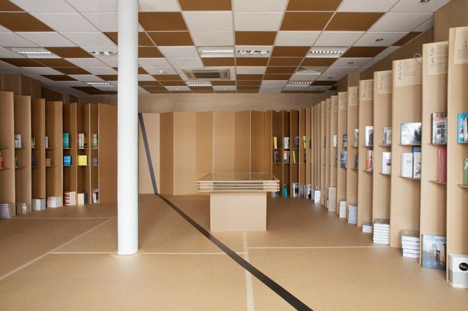 Foldaway Bookshop, una libreria pieghevole in cartone ideata dallo studio Campaign