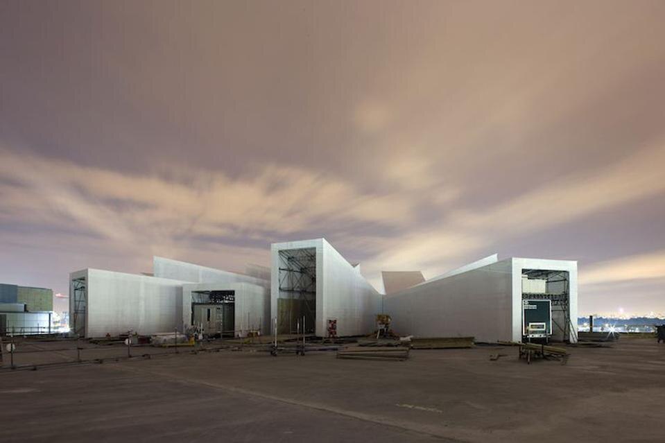 L'elegante padiglione ristorante sul tetto, realizzato da Carmoady Groarke, appollaiato sopra il cantiere olimpico