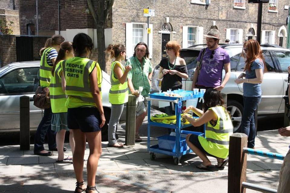 La London Flapjack Association, progetto degli studenti del Central Saint Martins, è una critica alquanto eccentrica dei "Distretti per il Miglioramento dell'Imprenditoria" che progressivamente stanno privatizzando i nostri spazi pubblici