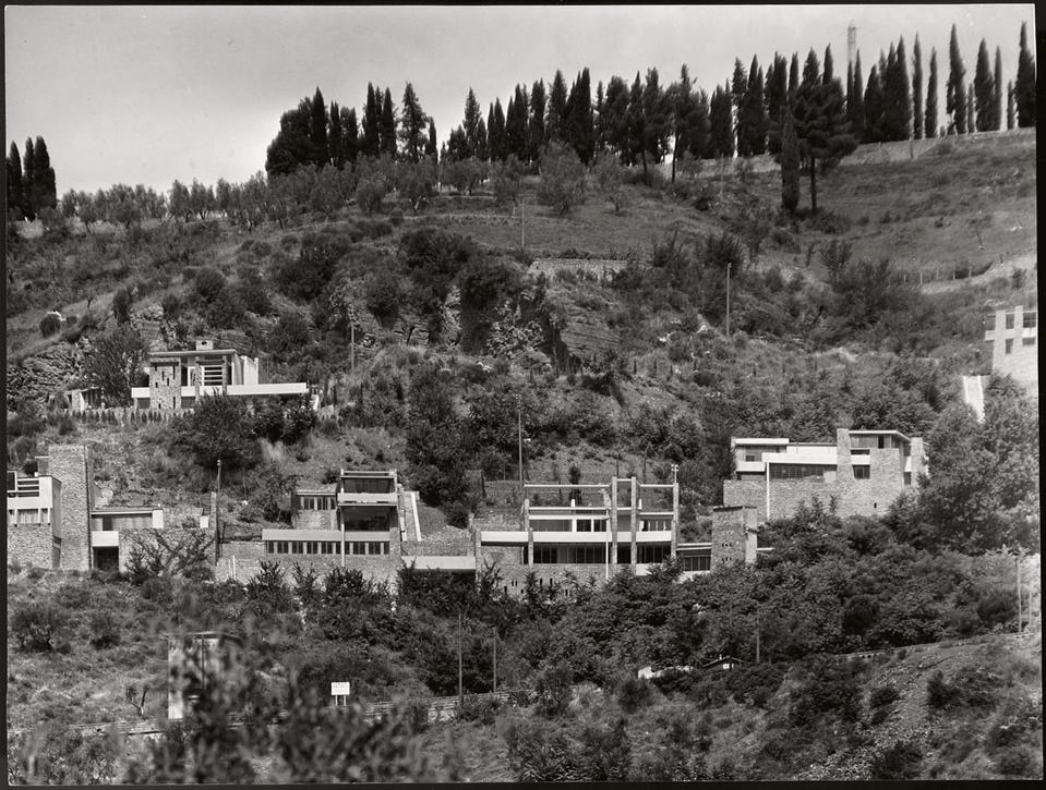 Vista parziale di
Monterinaldi, con la casa Ricci a sinistra in
alto; lungo la strada in basso, da sinistra, le
case Selleri, Masi (poi Santori), Petroni e De
Giorgi