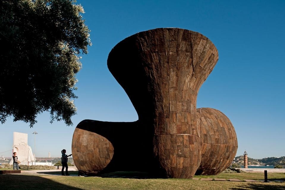 Ingrandito di circa 56 volte rispetto all’originale, il nuovo volume è costruito su una struttura leggera in metallo, rivestita sia all’interno che all’esterno con pannelli di sughero non trattato. 