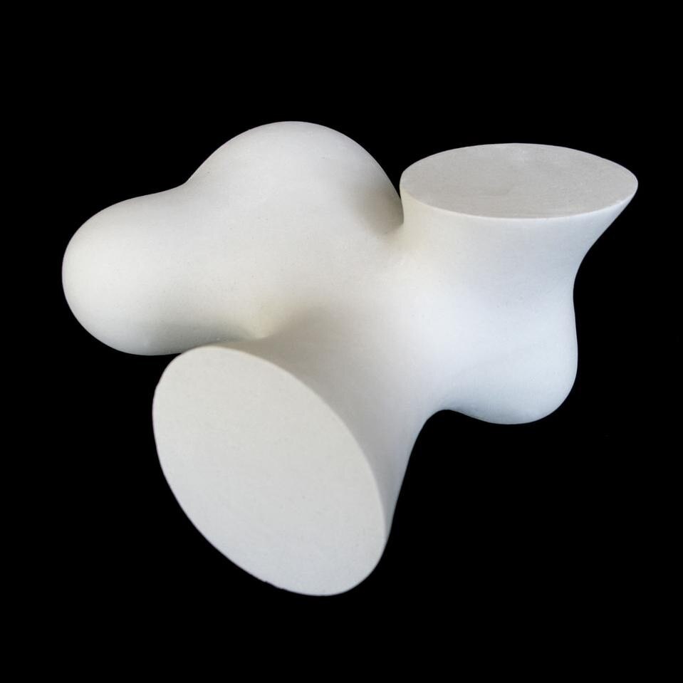 La “Scultura abitabile” di Miguel Arruda è collocata nel Giardino degli Ulivi del Centro Culturale di Belem (Lisbona). Il progetto traspone alla scala architettonica un’opera scultorea del 1968 