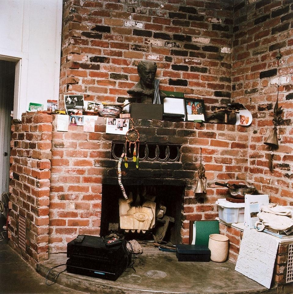 Il focolare nella casa di Cosanti,
con ricordi di famiglia, oggetti in ceramica,
di artigianato locale e autoprodotti, come le
windbells di metallo colato in stampi di sabbia