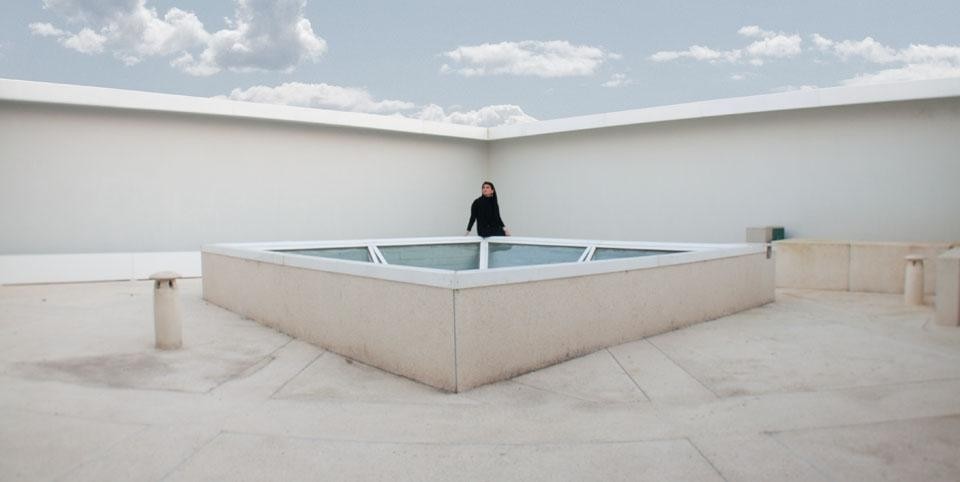 Il tetto-terrazzo, protetto da alti muri, è concepito come il grande cortile di un'abitazione tradizionale