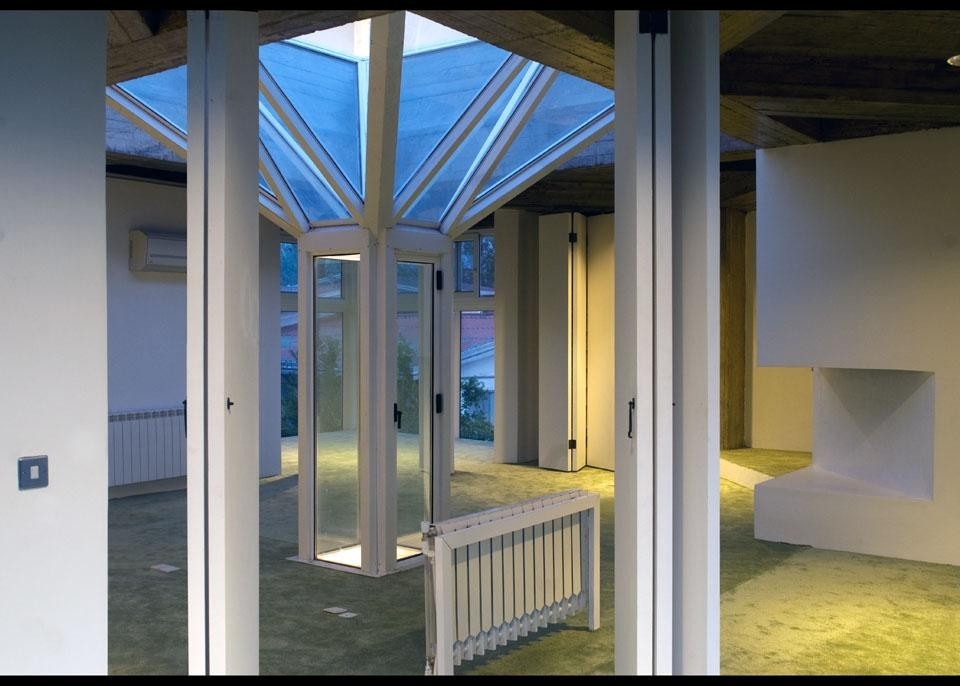 Al primo piano, la percezione dello spazio viene sensibilmente modificata dall'apertura o chiusura delle porte interne a soffietto 