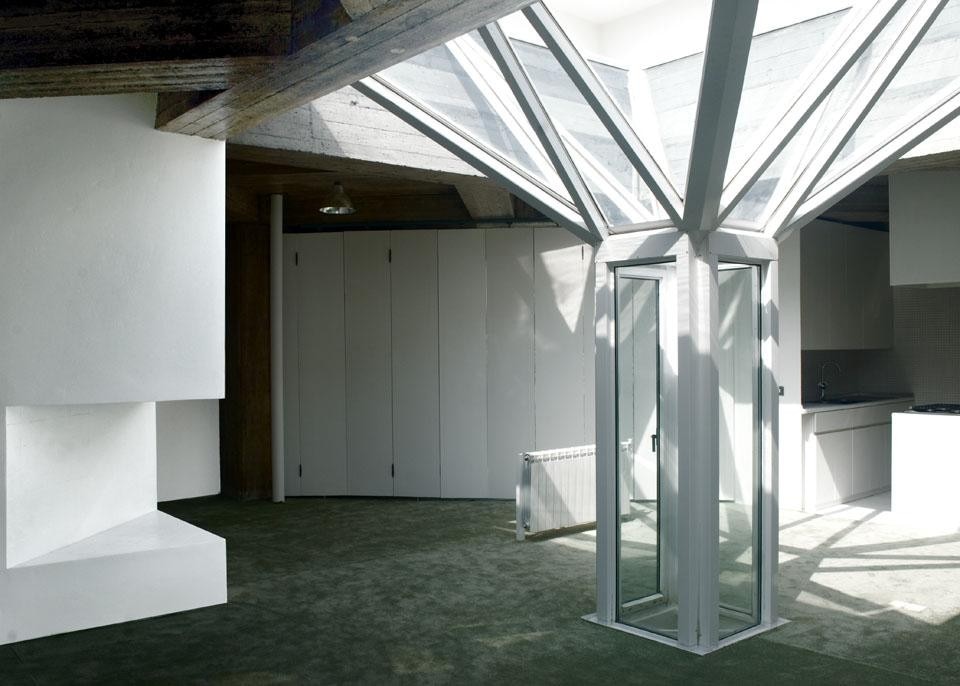 La verticalità di prospettiva creata dalla lanterna di luce richiama una qualità spaziale tipica dell'architettura persiana 