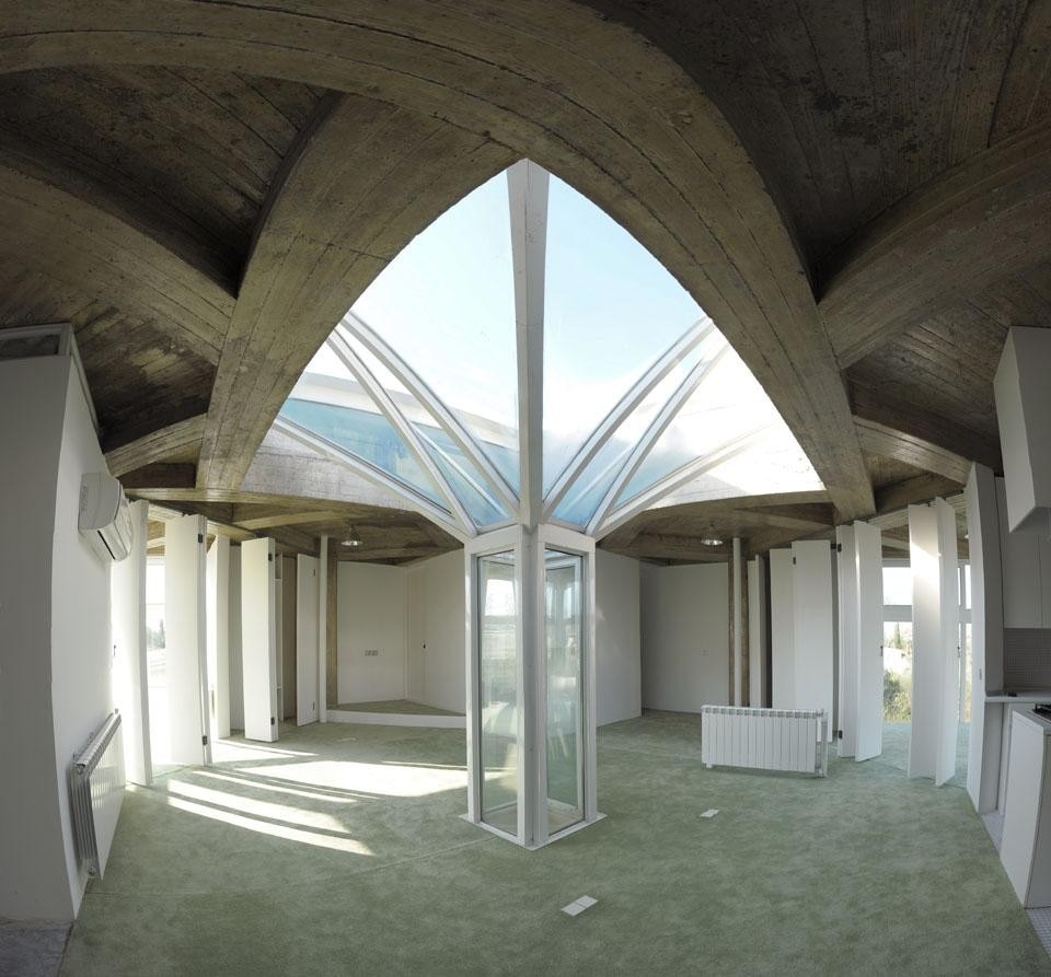 Il piano dell'abitazione è fortemente caratterizzato al centro dalla presenza dell'elemento a imbuto, che crea un collegamento tra il cielo e il suolo