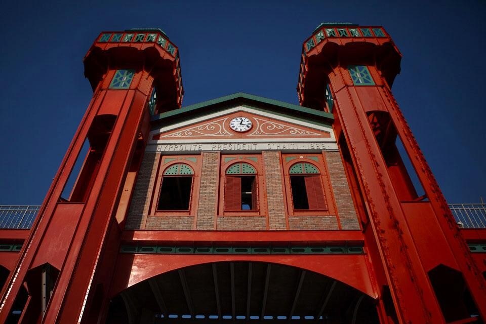 A un anno dal terremoto, il mercato di ferro di Haiti è il primo grande edificio della città a essere restaurato. Il progetto è firmato sallo studio d'architettura londinese John McAslan + Partners (JMP) 