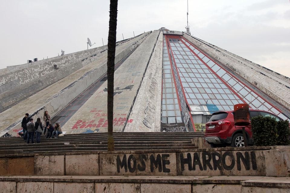 Sul muro di fronte alla piramide di Tirana qualcuno ha scritto: "Non
dimenticarmi". Il primo ministro albanese ha già speso 7 milioni di euro per il
restauro – mai completato – dell'edificio, lasciandolo senza rivestimento. Secondo un sondaggio condotto dal gruppo media piu potente del paese il 79% dell'opinione pubblica si dichiarerebbe contro alla demolizione della piramide. Anche l'ONU ha dichiarato la demolizione della piramide un atto sbagliato e ha chiesto a Berisha di non procedere. Il presidente albanese ha però risposto di voler procedere comunque.