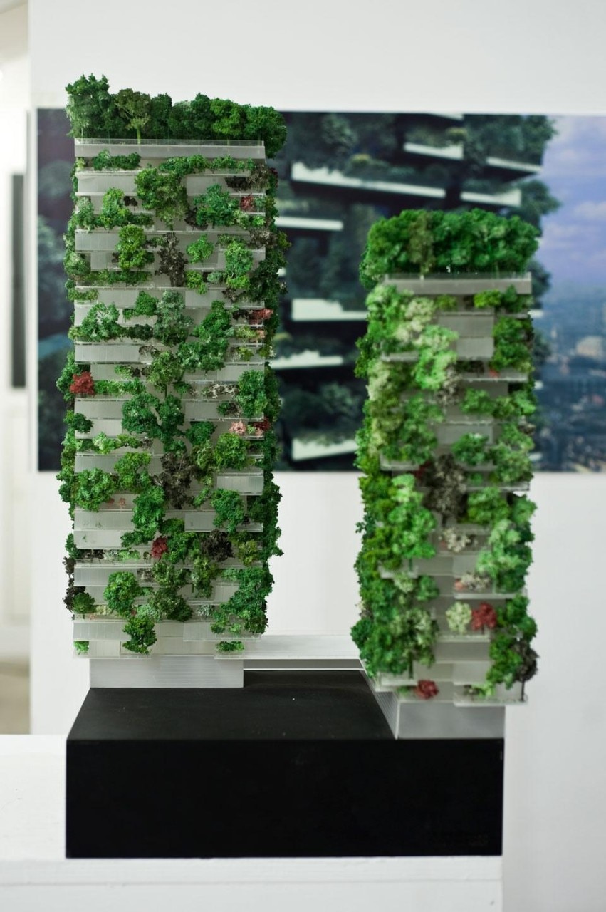Modello del Bosco Verticale di Boeristudio. Il Bosco verticale è una torre con 1.500 alberi, è
l’idea di un’architettura biologica ad alta densità di abitanti e di alberi. 