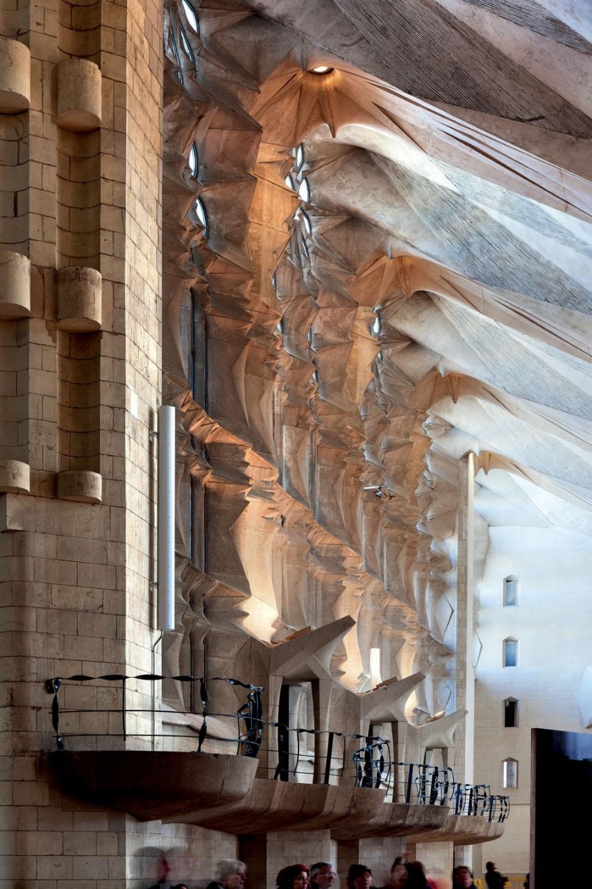 La Sagrada Família fu realizzata per iniziativa di José Maria Bocabella i Verdaguer 
e di José María Rodriguez. Essi acquistarono nel 1881 un grande terreno nell’area 
di Gracia. I lavori iniziarono nel 1882 e l’edificio assunse presto un enorme significato, diventando un punto di aggregazione per gruppi religiosi e per 
i giornali conservatori della città. 
