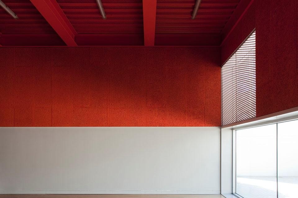 Il colore come metodo per impreziosire materie povere: un dettaglio della finestra della palestra.