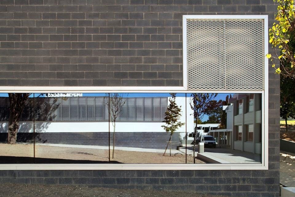 Gioco di riflessi sulla finestra della palestra.