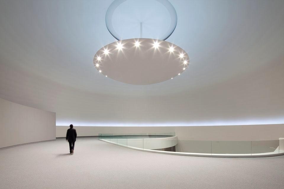 Massiccio e minimalista, il lampadario disegnato da Niemeyer stesso pesa 4 tonnellate. Photo © James Ewing Photography 