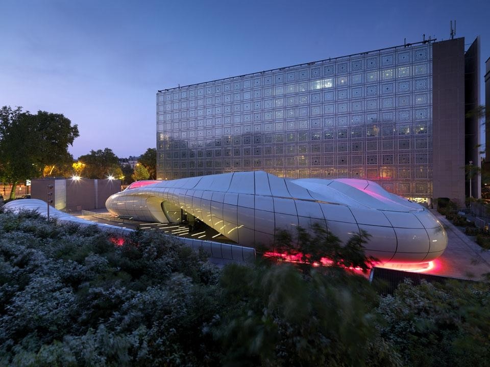 Il guscio in fibra sintetica del padiglione mobile è stato creato con una successione di segmenti in acciaio a forma di arco di dimensione sempre più ridotta.