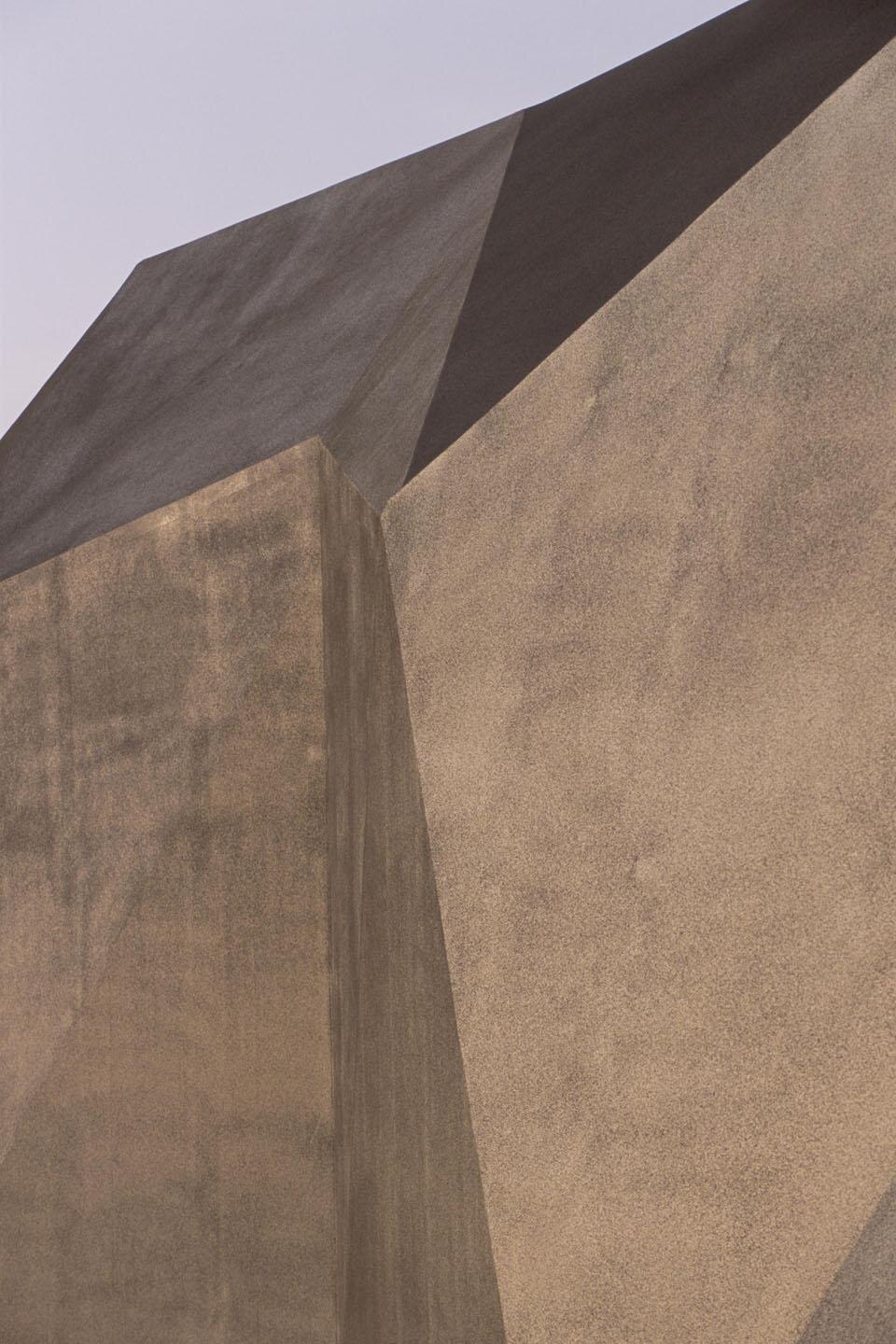 Le superfici sono costruite in cemento armato che presenta uno spessore di appena 12 cm.