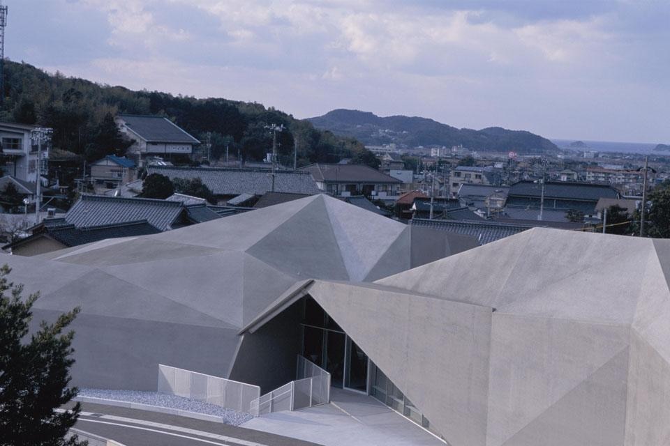 Le entrate sono poste in luoghi strategici, come alle intersezioni fra i volumi dei poligoni e sulla strada che unisce il tempio sulla collina e lo spazio eventi principale.