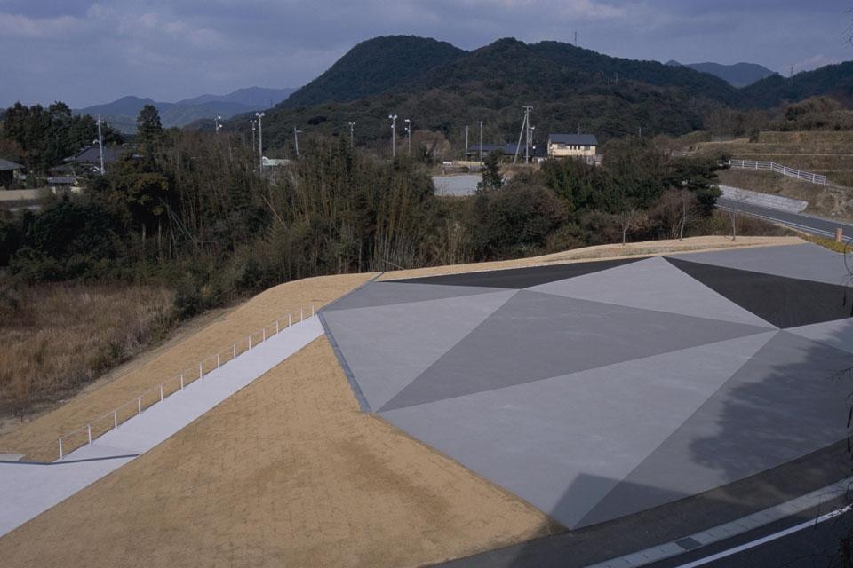 Lo spazio esterno, tra i vari edifici è ispirato alla struttura di un blog: una struttura leggera, aggiornabile, atta a scambiarsi informazioni semplici e immediate come si fa con Twitter.