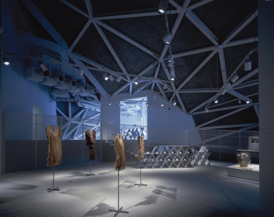 Gli spazi interni. I giunti (tutti di forma differente) presentano una parte piatta e una sferica: la seconda permette di saldarvi di volta in volta pannelli dalla diverse forme poligonali irregolari.