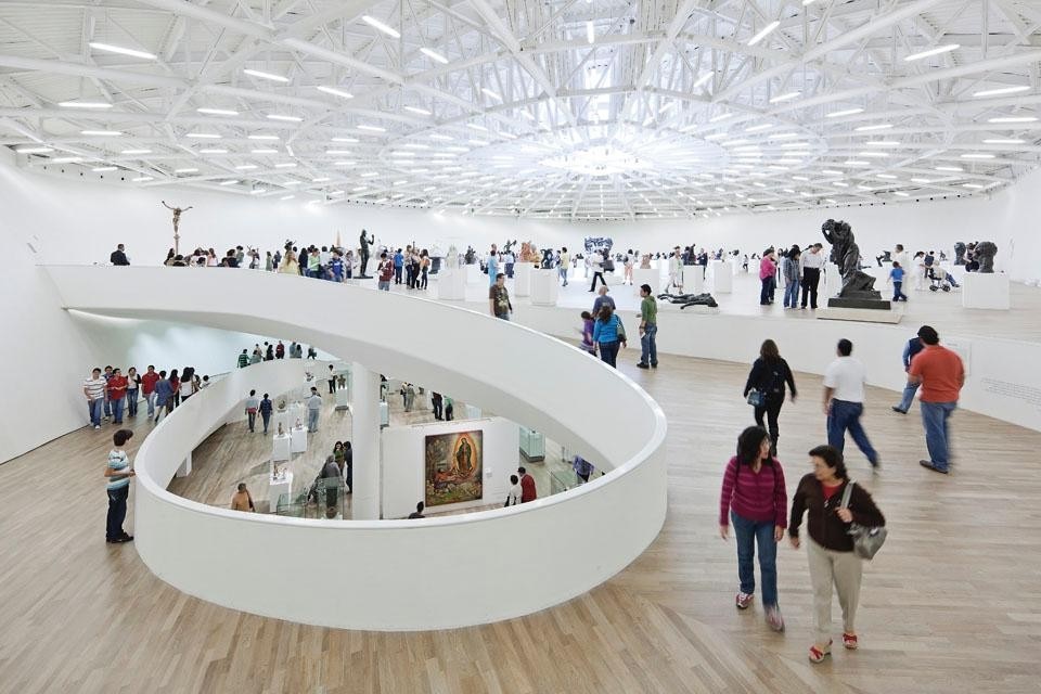 All’angolo tra due arterie stradali, è rivestito con una pelle continua: una tessitura di moduli esagonali in alluminio che riduce ai minimi termini le aperture sul paesaggio esterno. L’intento dichiarato del progettista messicano è stato quello di creare ‘una presenza urbana e iconica’.