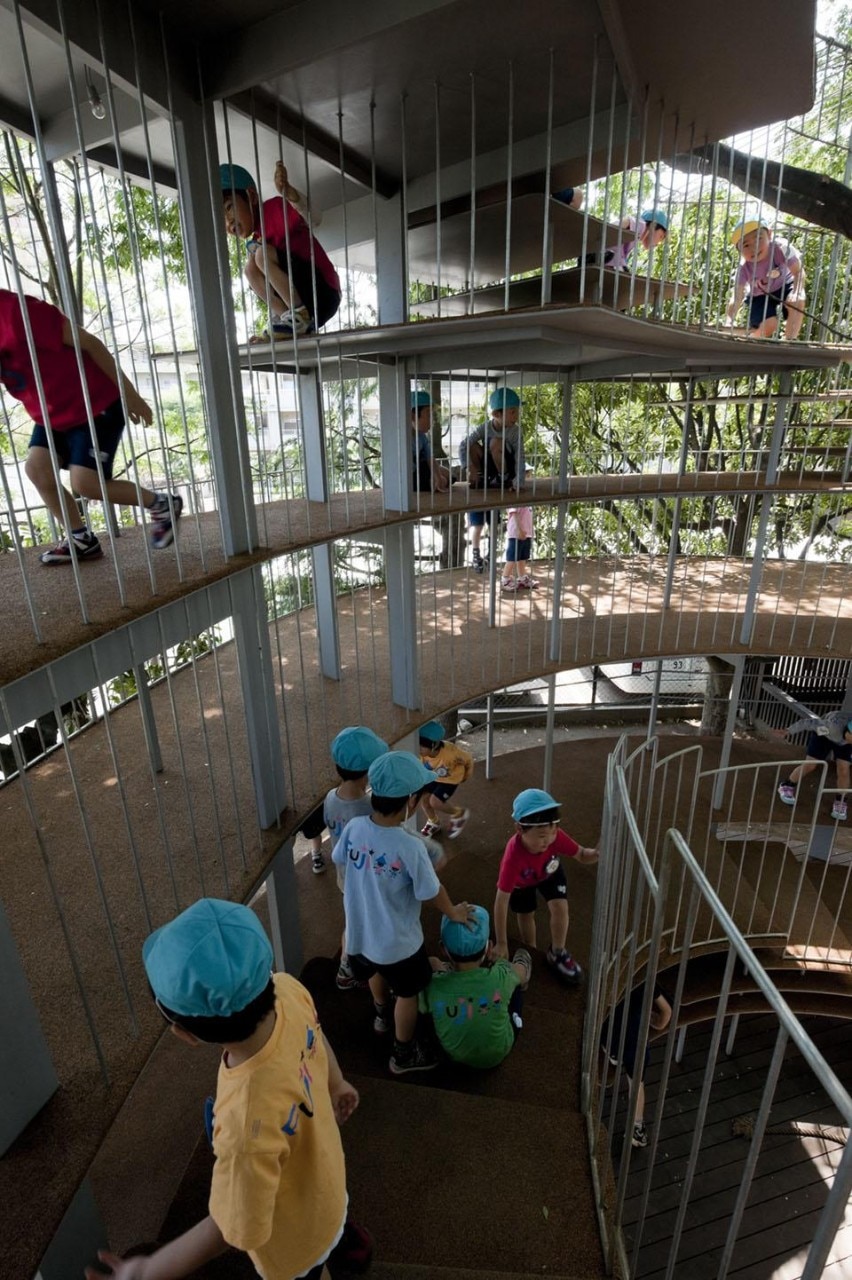 <i>Ring around a Tree</i> diventa una sorta di ingresso casuale che collega l'ingresso Sud del Fuji Kindergarten con lo spazio centrale ellittico interno alla scuola stessa.