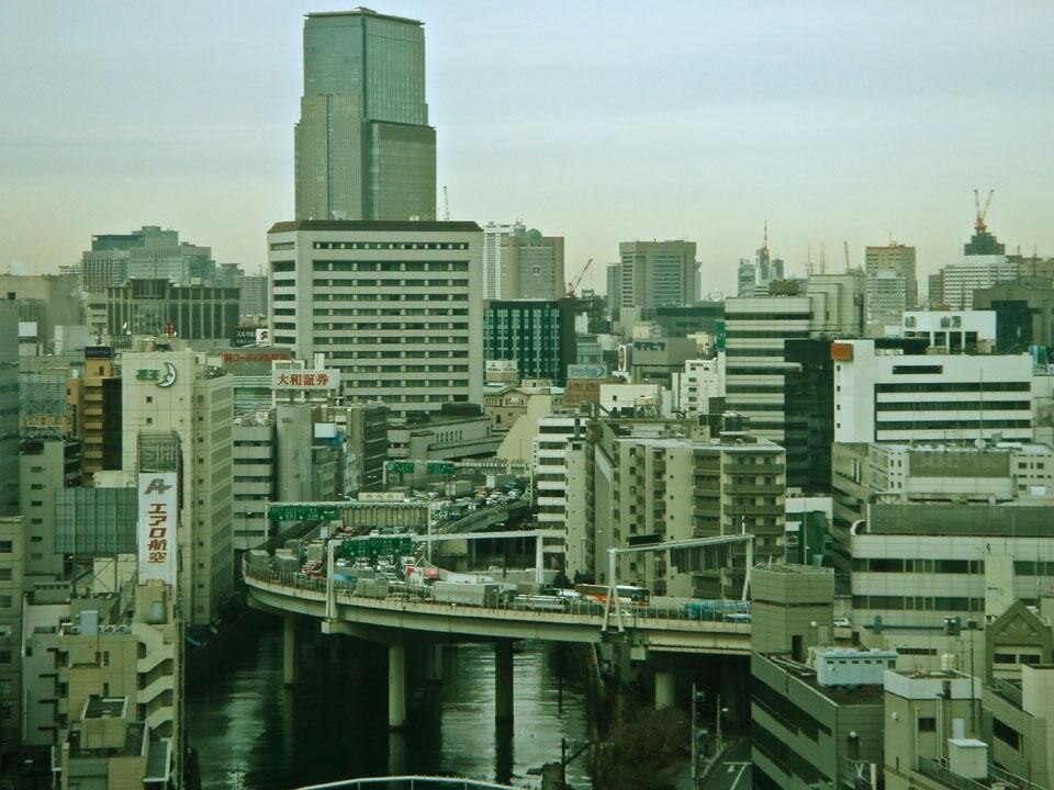 In alto: Tokyo, canale della vecchia struttura urbana di Edo e sopraelevata; qui sopra: Tokyo, immagine di una metropoli con un livello di infra-strutturazione avanzata
