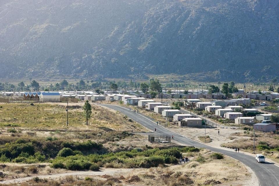 Veduta della
<i>township,</i> sullo sfondo l’asilo.