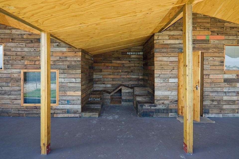 La facciata del porticato
verso il giardino è stata
rivestita con legno riciclato.
Gli studenti hanno utilizzato
delle cassette per la frutta
donate da un agricoltore.