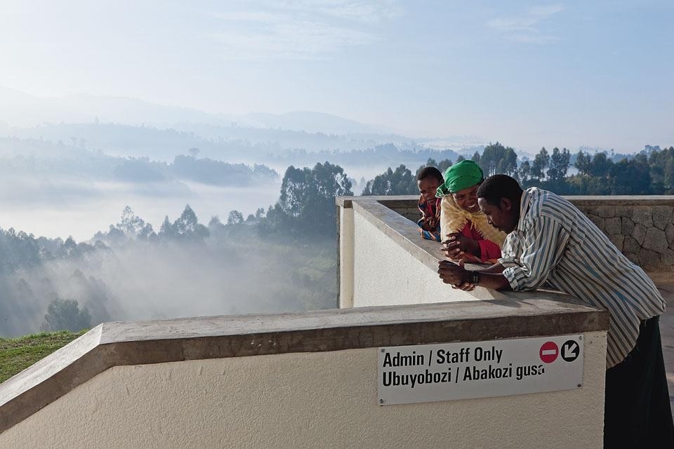 L'ospedale si trova in cima a una collina, lungo le vallate di Butaro che si estendono a nord fino al confine con l'Uganda, e occupa un'area usata in precedenza da una base militare. 